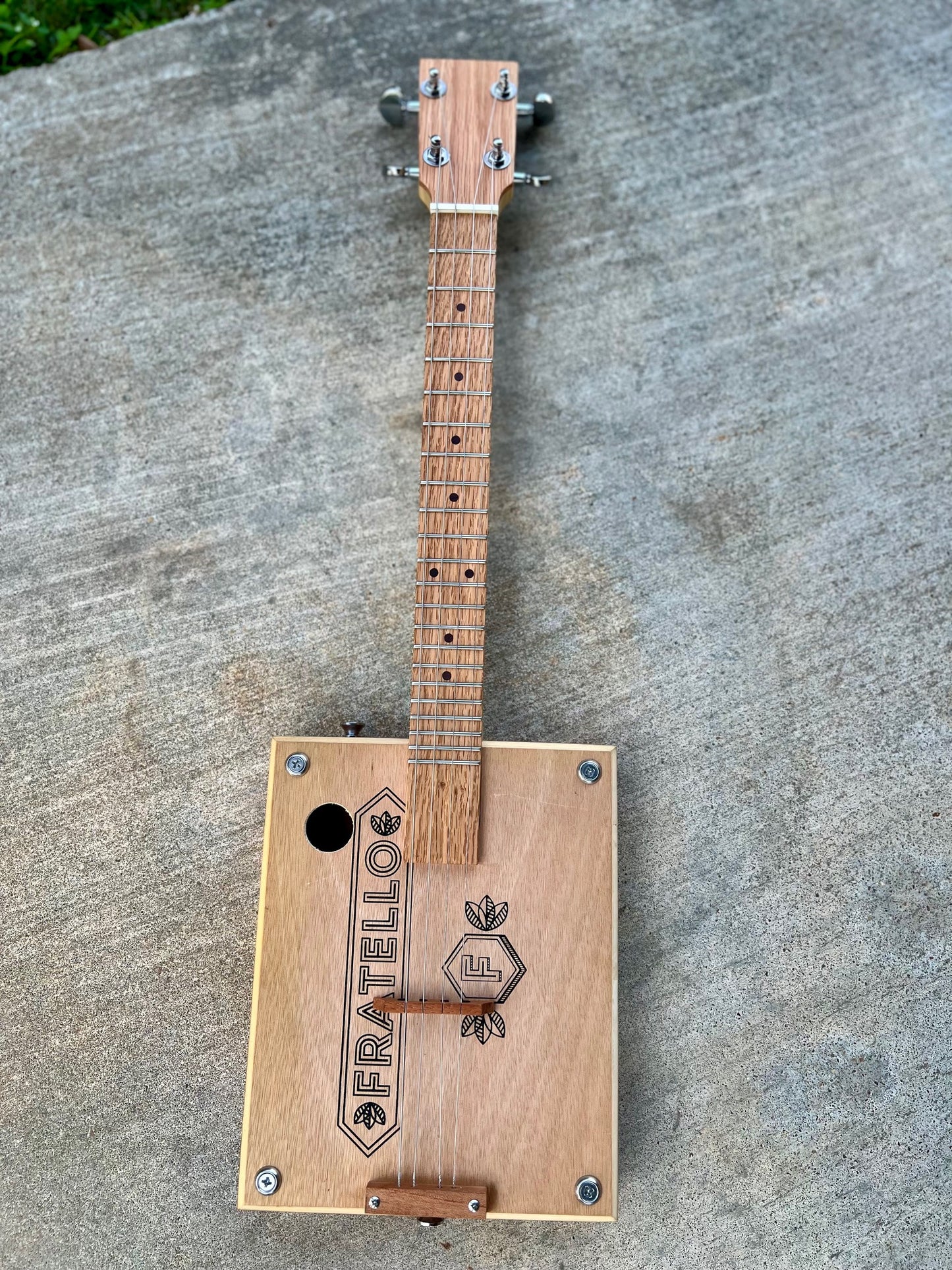 Cigar Box Guitar (Jaime Garcia box)